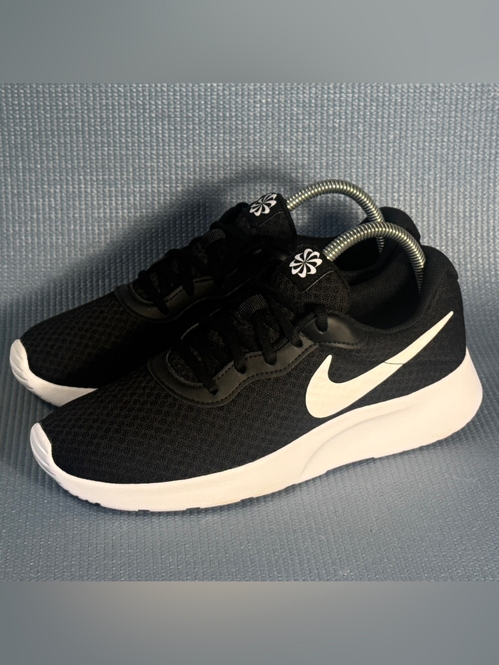 Nike Tanjun Black White Athletic Shoes DJ6257-004 Women’s Size 8.5